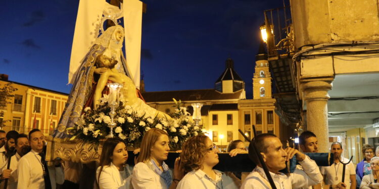 El anochecer acompaña a la bella imagen de la Virgen de la Piedad en su procesión por las calles y plazas de Peñaranda