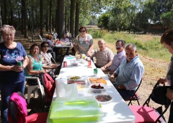 Los mayores de Santiago de la Puebla comparten una comida de confraternidad en el merendero del Margañán