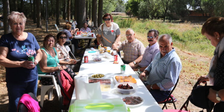 Los mayores de Santiago de la Puebla comparten una comida de confraternidad en el merendero del Margañán