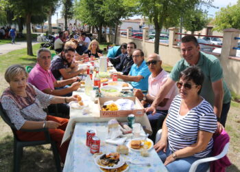 La última gran paella del verano reúne en el parque de Bóveda del Río Almar a medio millar de comensales