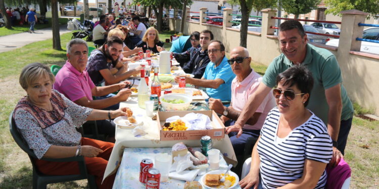 La última gran paella del verano reúne en el parque de Bóveda del Río Almar a medio millar de comensales