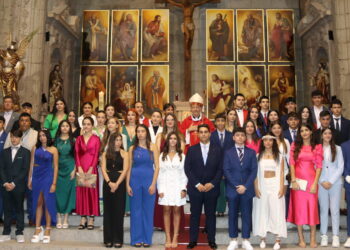El obispo José Luis Retana preside la ceremonia de confirmación de 58 jóvenes en la iglesia parroquial de Peñaranda