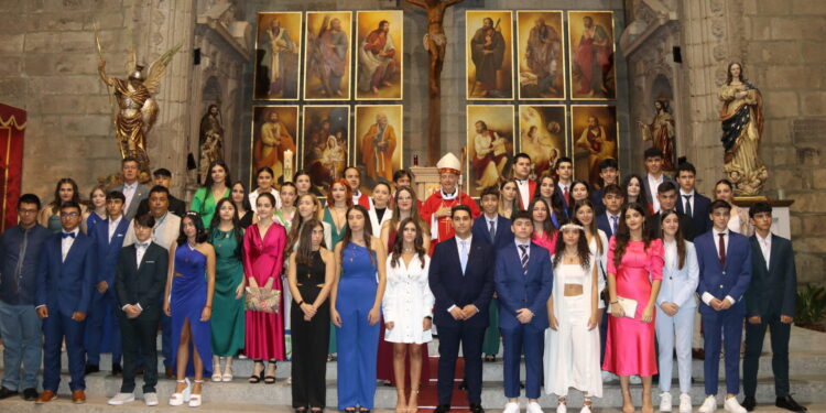 El obispo José Luis Retana preside la ceremonia de confirmación de 58 jóvenes en la iglesia parroquial de Peñaranda