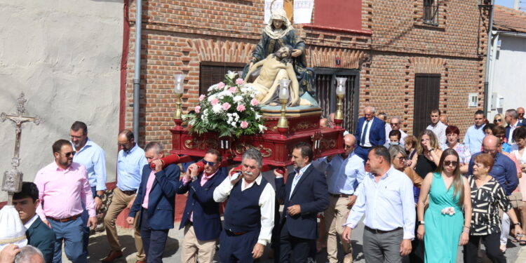 Bóveda del Río Almar acompaña a la Virgen de las Angustias en el día grande de las fiestas patronales