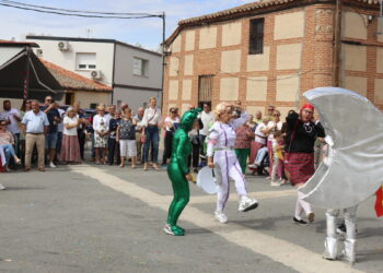 Bóveda del Río Almar despide sus fiestas con el baile del Vermouth y un animado concurso de disfraces