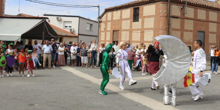 Bóveda del Río Almar despide sus fiestas con el baile del Vermouth y un animado concurso de disfraces