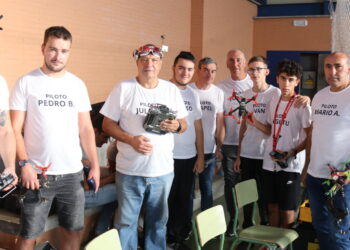 Peñaranda disfruta con una espectacular exhibición de drones en el pabellón del colegio Severiano Montero
