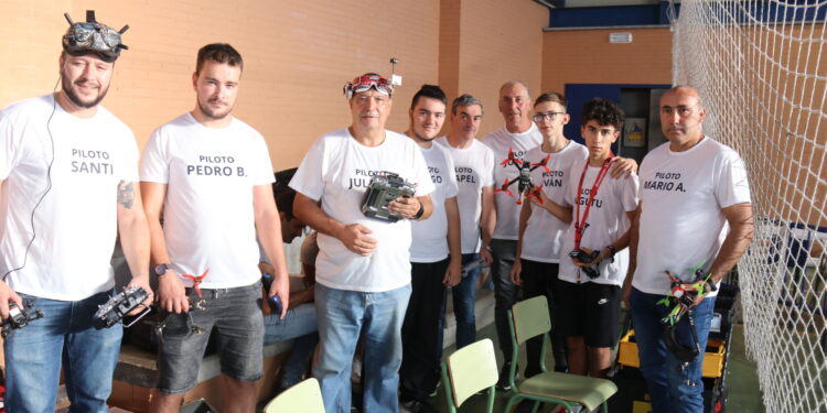 Peñaranda disfruta con una espectacular exhibición de drones en el pabellón del colegio Severiano Montero