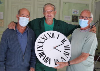 El antiguo hospital-asilo de Peñaranda recupera el reloj de su fachada después de más de tres décadas sin funcionar