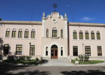 El antiguo hospital-asilo de Peñaranda recupera el reloj de su fachada después de más de tres décadas sin funcionar