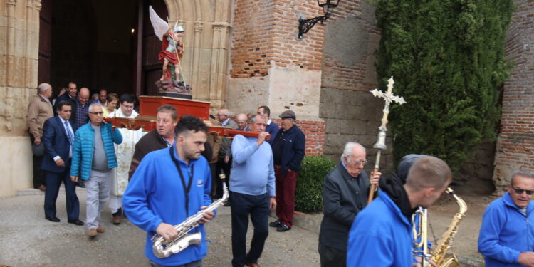 Procesión exprés de San Miguel Arcángel bajo la lluvia en Tarazona de la Guareña en la segunda jornada festiva