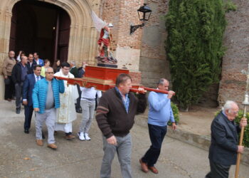 Procesión exprés de San Miguel Arcángel bajo la lluvia en Tarazona de la Guareña en la segunda jornada festiva