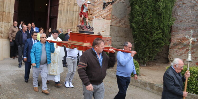 Procesión exprés de San Miguel Arcángel bajo la lluvia en Tarazona de la Guareña en la segunda jornada festiva