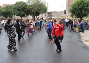 Zorita de la Frontera aprovecha una leve tregua de la lluvia y acompaña a San Miguel con bailes durante la procesión