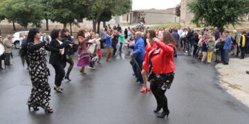 Zorita de la Frontera aprovecha una leve tregua de la lluvia y acompaña a San Miguel con bailes durante la procesión