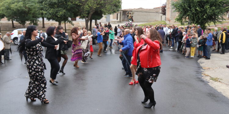 Zorita de la Frontera aprovecha una leve tregua de la lluvia y acompaña a San Miguel con bailes durante la procesión