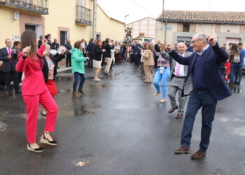 Zorita de la Frontera aprovecha una leve tregua de la lluvia y acompaña a San Miguel con bailes durante la procesión