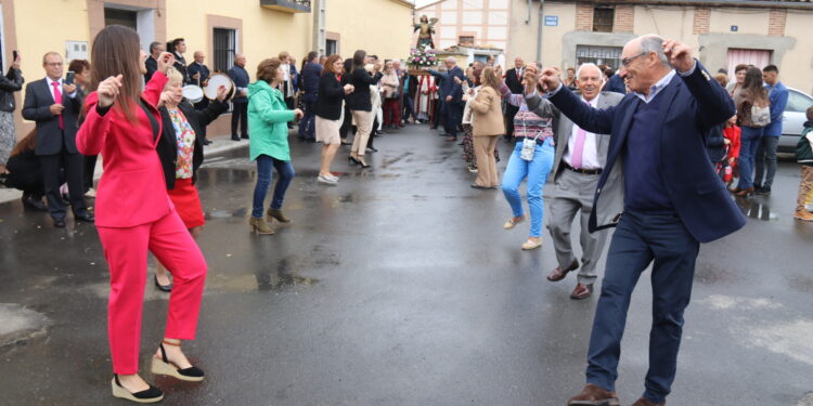 Zorita de la Frontera aprovecha una leve tregua de la lluvia y acompaña a San Miguel con bailes durante la procesión