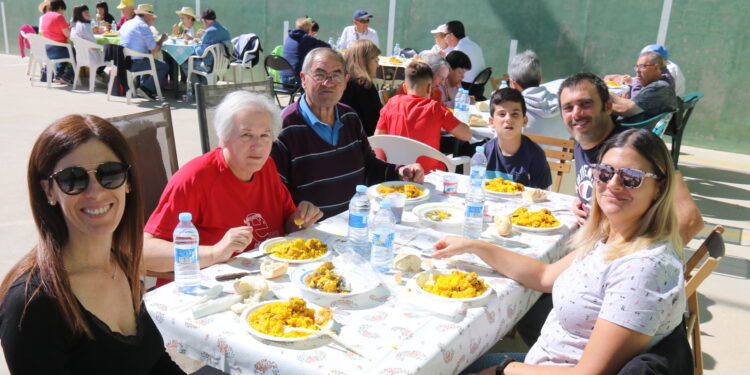 Zorita de la Frontera disfruta de una gran paella en el frontón polideportivo en la segunda jornada de las fiestas de San Miguel