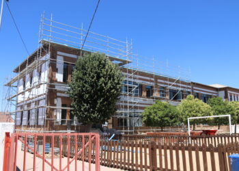 La retirada de la cubierta del colegio de Babilafuente desata las quejas de los padres por la peligrosidad del amianto