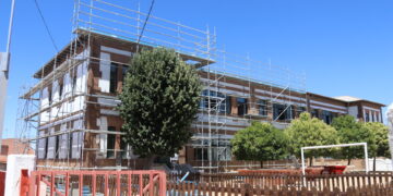 La retirada de la cubierta del colegio de Babilafuente desata las quejas de los padres por la peligrosidad del amianto