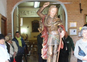 La lluvia impide la procesión de San Miguel Arcángel en Nava de Sotrobal aunque los vecinos bailan a las puertas del templo