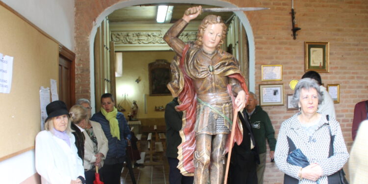 La lluvia impide la procesión de San Miguel Arcángel en Nava de Sotrobal aunque los vecinos bailan a las puertas del templo