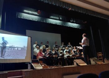 El coro de Villoruela triunfa en la semana cultural de Villoria con su nuevo recital sobre los trabajos del campo