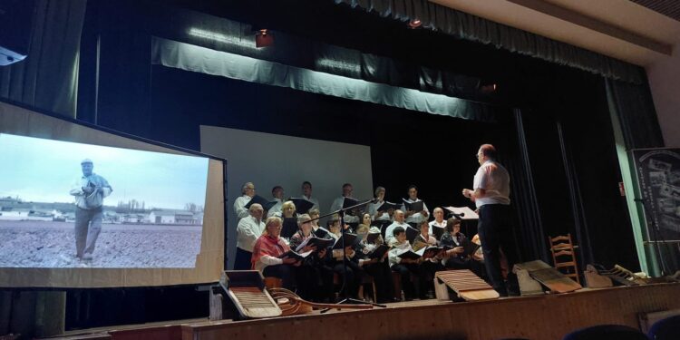 El coro de Villoruela triunfa en la semana cultural de Villoria con su nuevo recital sobre los trabajos del campo