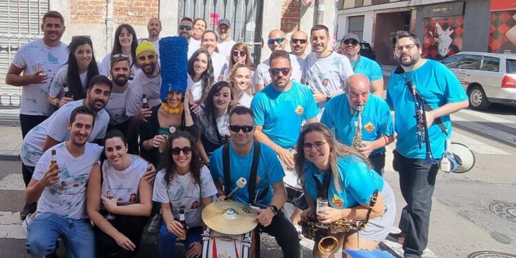 Teresa y Javier celebran su despedida de solteros en Peñaranda con la animación de la charanga Dale Kaña 2.0