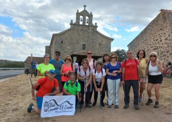 El club de senderismo Camino el Cristo de Alaraz realiza una ruta hasta la ermita de la Virgen del Espino