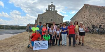 El club de senderismo Camino el Cristo de Alaraz realiza una ruta hasta la ermita de la Virgen del Espino