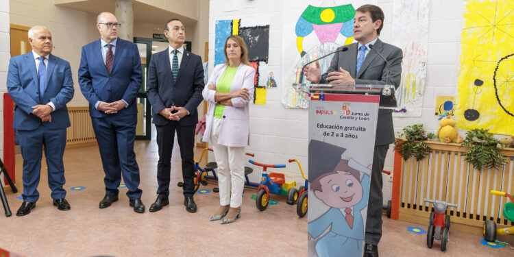 Mañueco anuncia que la Junta implantará el próximo curso la educación gratuita para los niños de 1 a 2 años