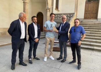 El atleta Mario García Romo recibe un merecido reconocimiento de la Diputación por su trayectoria deportiva y sus últimos éxitos