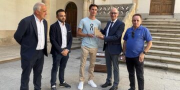 El atleta Mario García Romo recibe un merecido reconocimiento de la Diputación por su trayectoria deportiva y sus últimos éxitos
