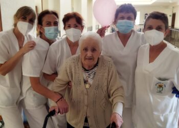 Natividad Pro Escudero celebra sus 102 años de vida en la residencia El Cerro, de Macotera sin faltar la tarta y las velas