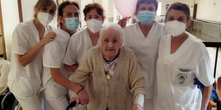 Natividad Pro Escudero celebra sus 102 años de vida en la residencia El Cerro, de Macotera sin faltar la tarta y las velas