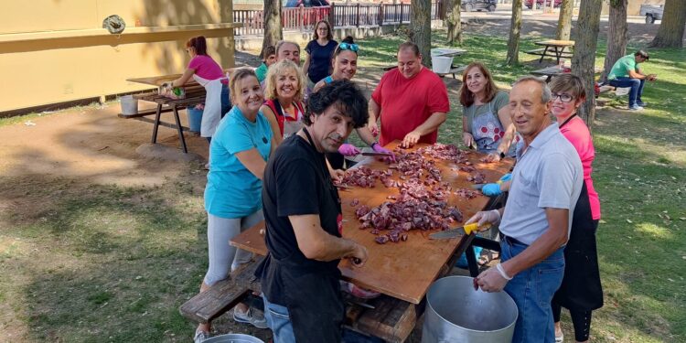 Todo listo en Villoria para que la localidad despida sus fiestas en la plaza con la multitudinaria Merienda de la Vaca