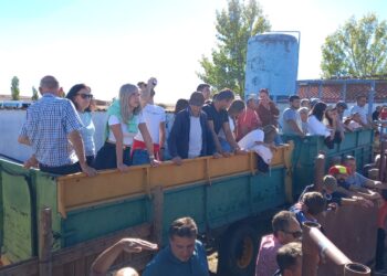 La esperada capea popular en Nava de Sotrobal reúne a los aficionados en la plaza de toros del Calvario