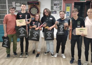 Javier García gana el torneo de dardos de las fiestas de San Miguel organizado en el centro de ocio juvenil de Peñaranda