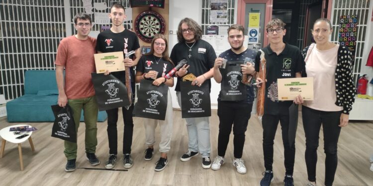 Javier García gana el torneo de dardos de las fiestas de San Miguel organizado en el centro de ocio juvenil de Peñaranda