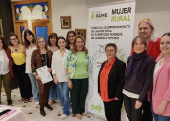 Empresarias y emprendedoras analizan el impacto social de sus negocios durante un café tertulia en Peñaranda