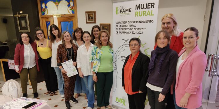 Empresarias y emprendedoras analizan el impacto social de sus negocios durante un café tertulia en Peñaranda