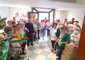 Cruz Roja inicia las actividades del programa «Enréd@te» con una visita a la fábrica del grupo Dulca en Peñaranda