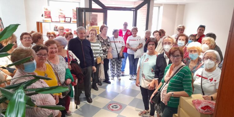 Cruz Roja inicia las actividades del programa «Enréd@te» con una visita a la fábrica del grupo Dulca en Peñaranda