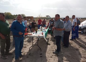 Animada jornada de vendimia en Santiago de la Puebla rematada con un suculento cocido y con Ángel y Fili como anfitriones