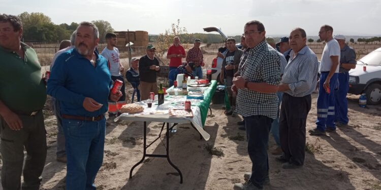 Animada jornada de vendimia en Santiago de la Puebla rematada con un suculento cocido y con Ángel y Fili como anfitriones