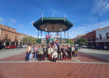 Participantes en el programa municipal VIVE disfrutan de una visita turística guiada por Peñaranda