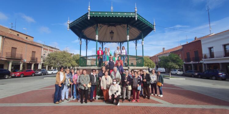 Participantes en el programa municipal VIVE disfrutan de una visita turística guiada por Peñaranda