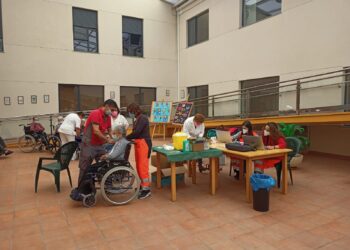 Participantes en el programa municipal VIVE disfrutan de una visita turística guiada por Peñaranda